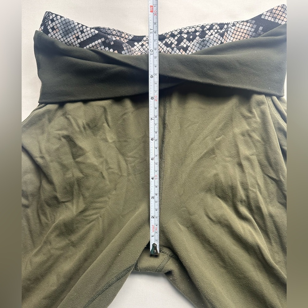 Lululemon sunset salutation crop. Luon light, fold down layered waist. Size 6 - Picture 16 of 16